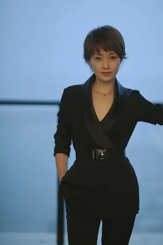 马伊琍轻松驾驭西装 利落短发攻气十足