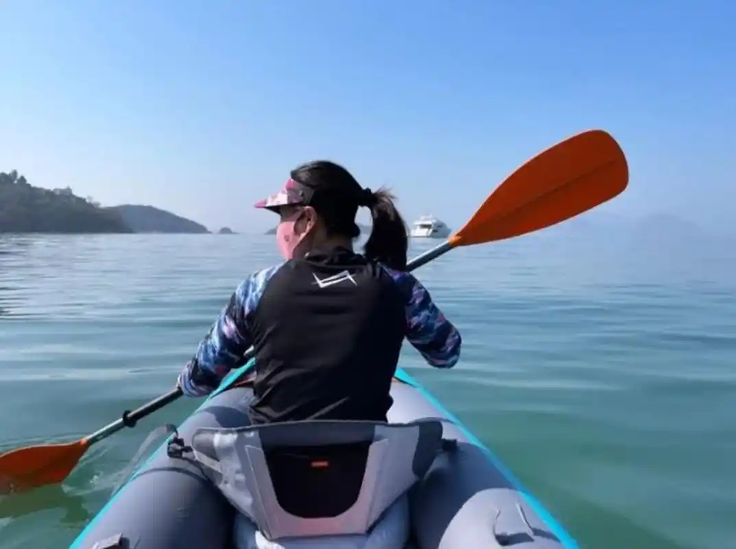 过年,霍启刚公开一张老婆的"背影杀",分享作为运动员的郭晶晶划船画面