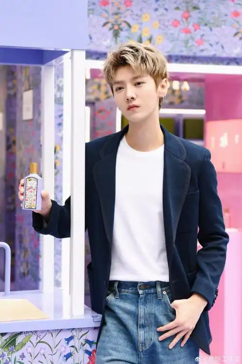 跟随古驰绮梦木兰的指引,与@gucci品牌代言人鹿晗@m鹿m,一起畅游#古驰