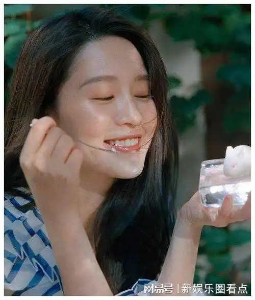 李沁颜值逆天新刊黑长直发甜笑森系女神超吸睛