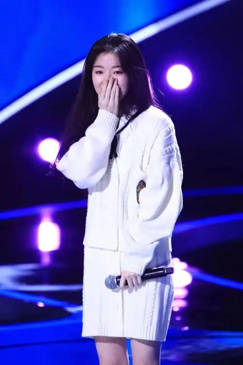 新晋好声音@单依纯 是什么行走的cd!