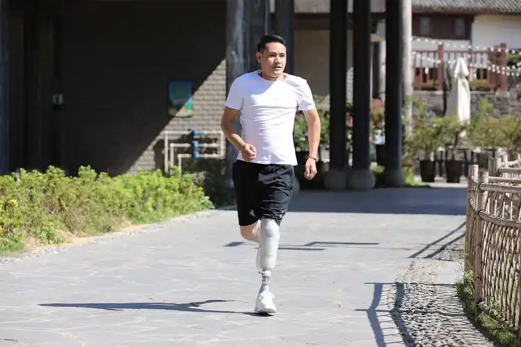 作为一个大腿截肢的患者来说,要奔跑就远远比小腿截肢的人难,因为膝