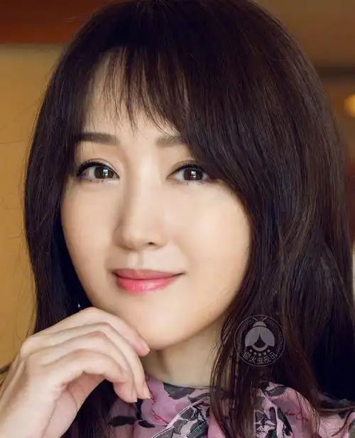 杨钰莹一组近期高清面部特写照眼睛秋水盈盈皮肤吹弹可破