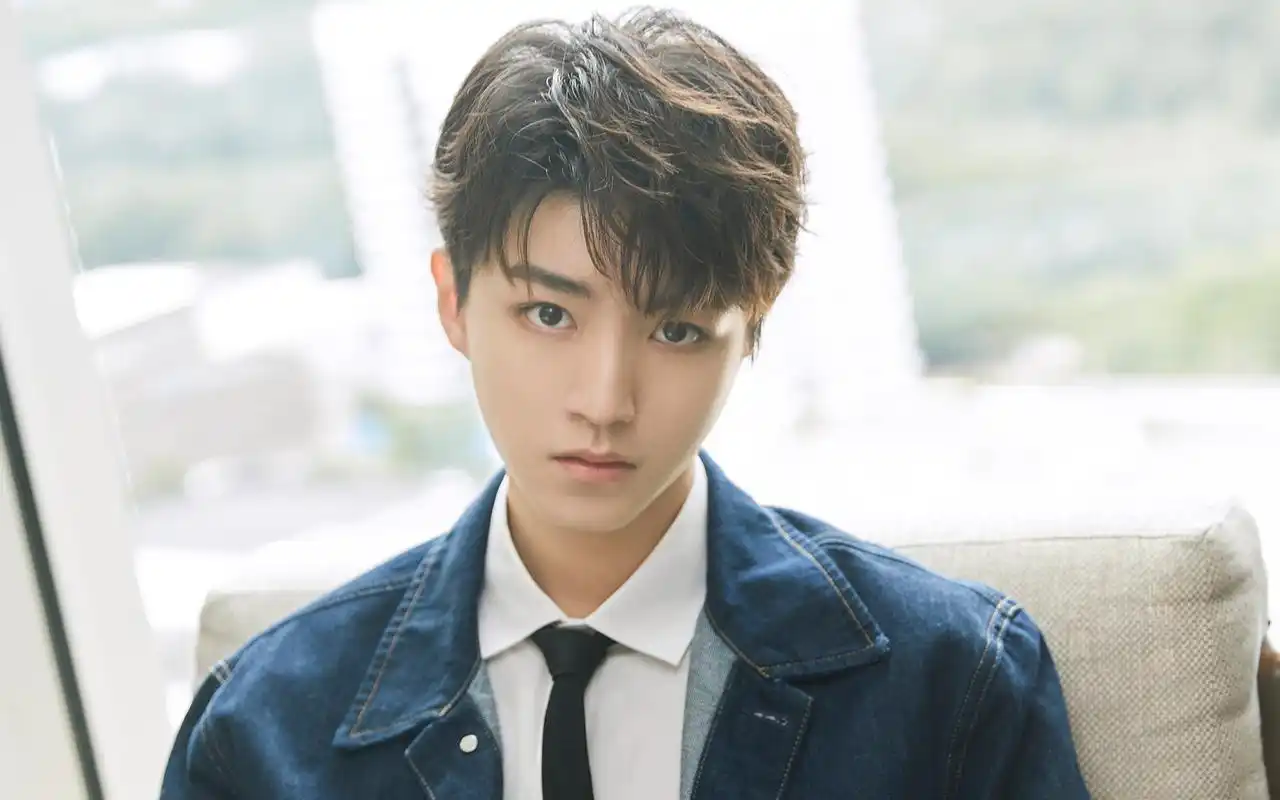 王俊凯牛仔衣帅气写真图片壁纸