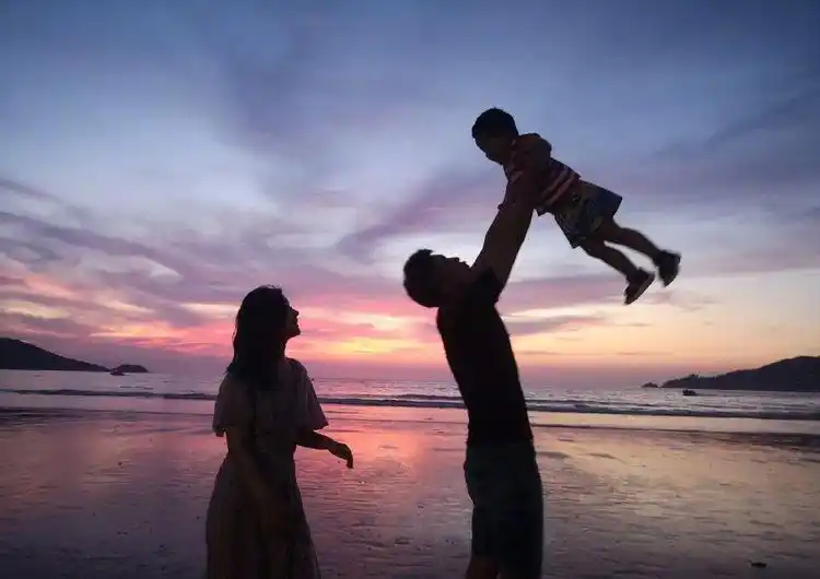 王雷李小萌两岁儿子首次曝光正脸,一家三口机场举高高画面温馨