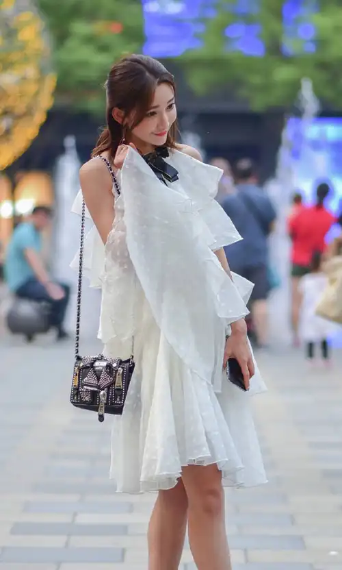 原创貌美肤白的颜值美女穿白色连衣裙显高显瘦很有仙女气质