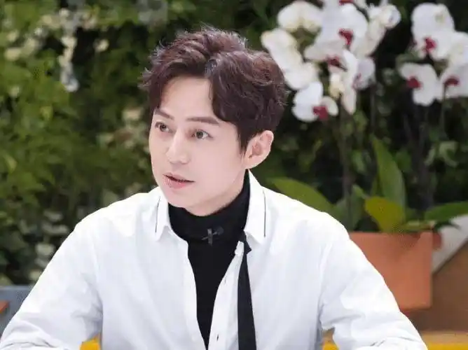 何炅真有172cm?与167cm的杨紫同框时,有无说谎很明显_身高_官方_身材