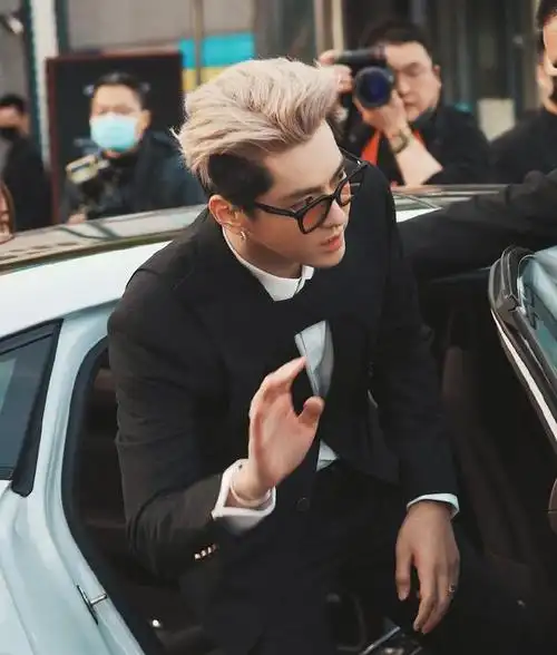 吴亦凡银发,开着赛车的矜贵公子!