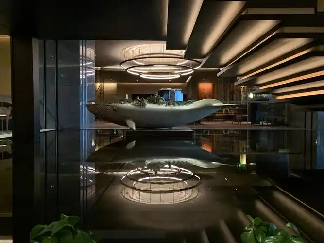 大堂吧外水池楼梯