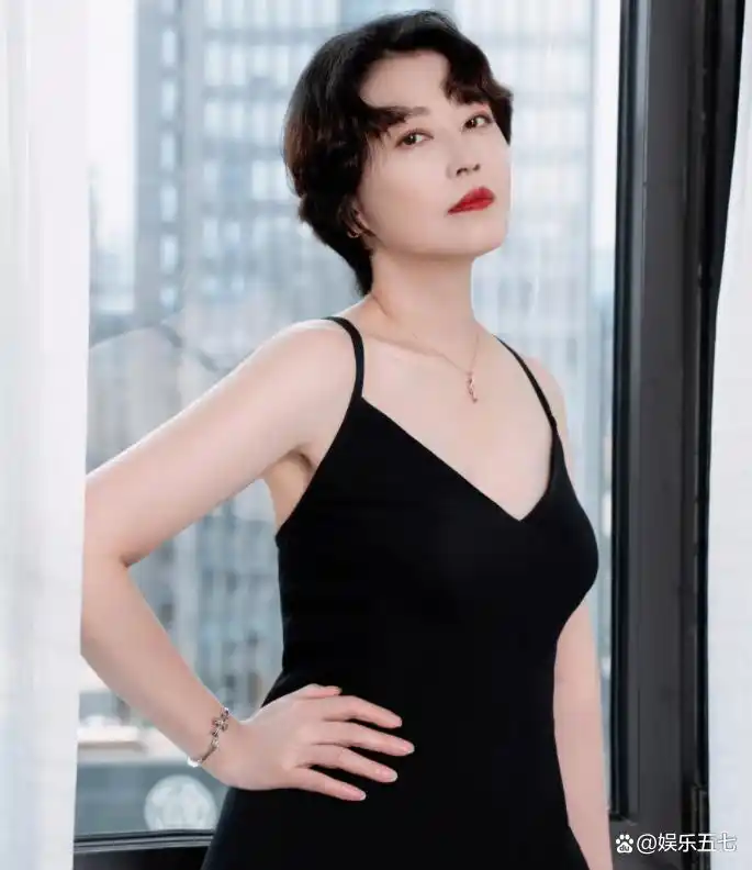 56岁演员周海媚拍写真:五官在线,皮肤紧致无赘肉,腰部弧线优美