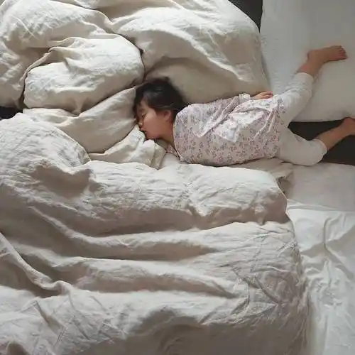 甚至更加无法无天的样子躺床的姿势依旧不变即便不在沙发就在哪里稳稳