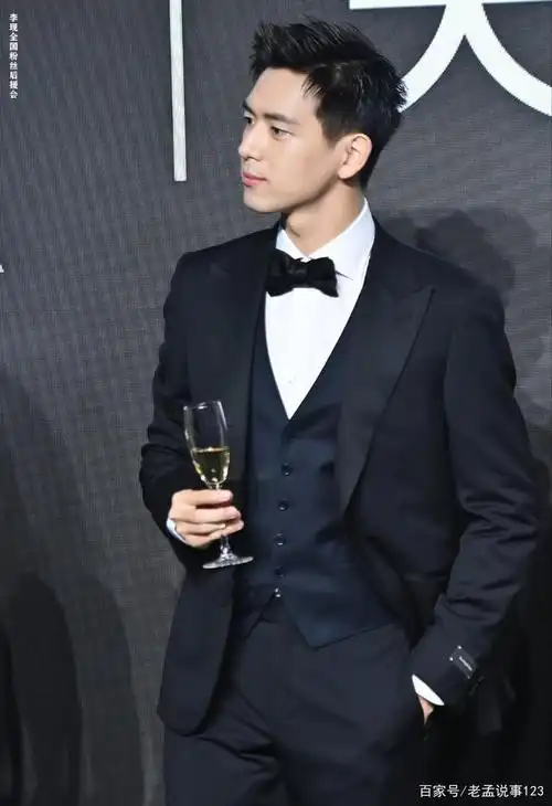 近日,李现在某活动中亮相,以一头大背头全黑西装造型亮相,引发了现场