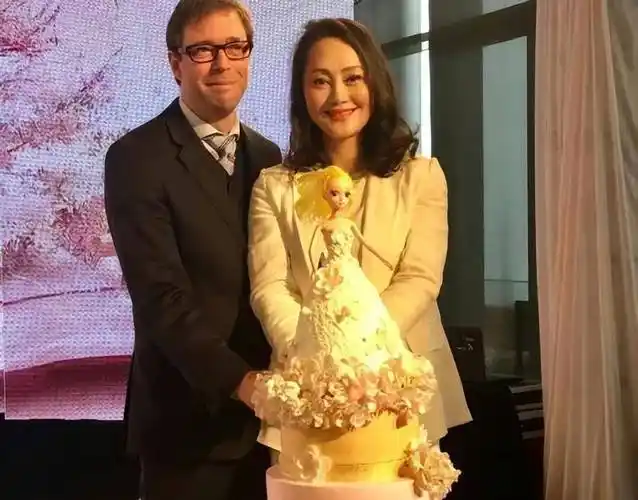 宋佳:一婚嫁大21岁张学津,却在他患病后分手,55岁再嫁外国人_感情