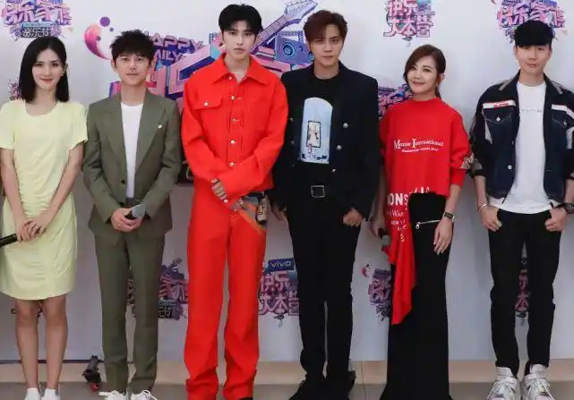 这次因为录制快本,罗志祥跟蔡徐坤也同台了,而且由于身高差不多,被