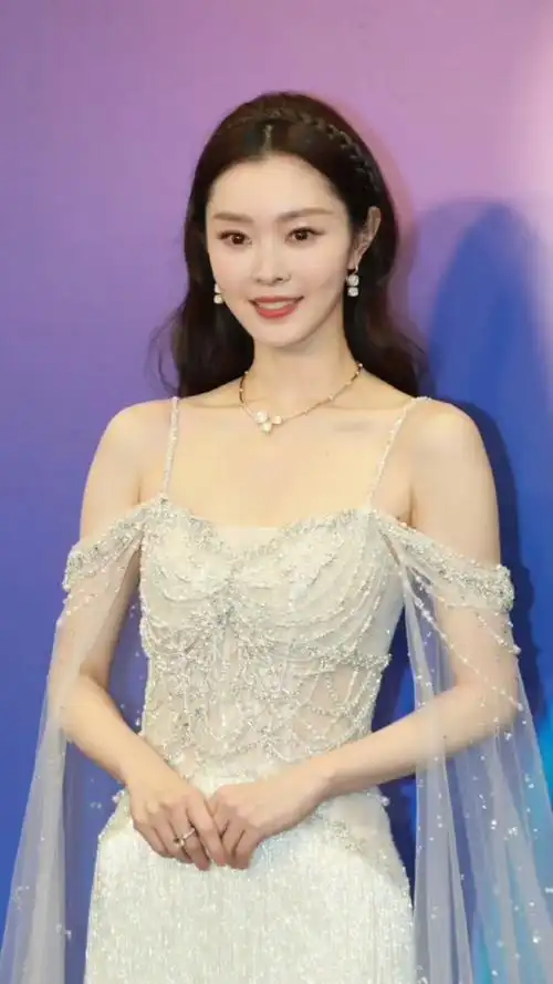 宋轶一身钉珠流苏裙像个小仙女,白到发光,笑起来好甜