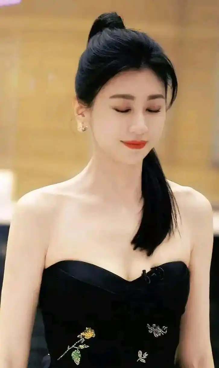 贾静雯的穿着过于暴露,不够得体,不应该在公共场合这样展示自己的身材