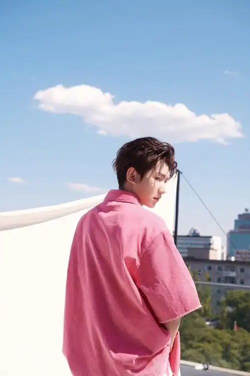 王源粉色套装造型九宫格##王源粉色套装九宫格