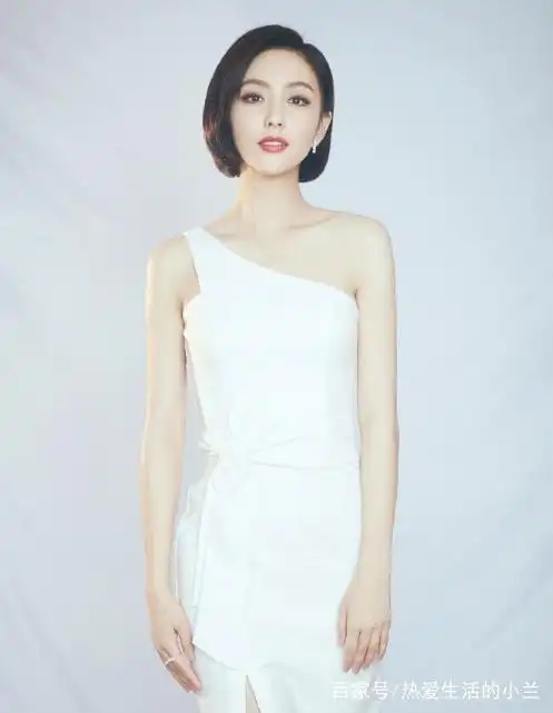 白色斜肩的晚礼服,加上干练的短发,优雅干练简直就是女强人啊,白皙的