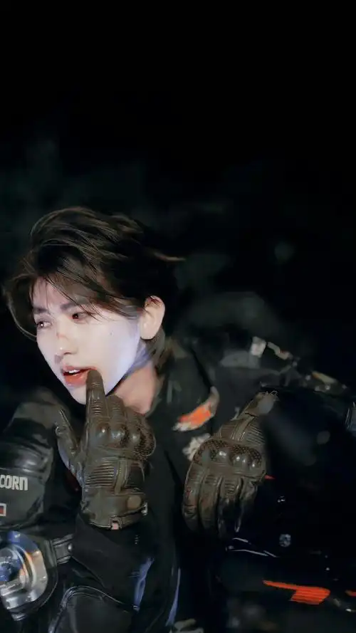 我比赛赢了 有什么奖励嘛(指着自己的嘴角 邪魅一笑)@蔡徐坤