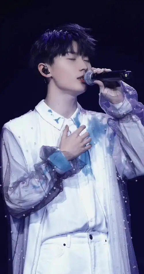 马嘉祺穿应援色短袖