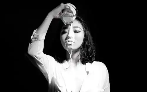 原创孟美岐就写真照被挖用牛奶浇脸创意和造型相当辣眼睛