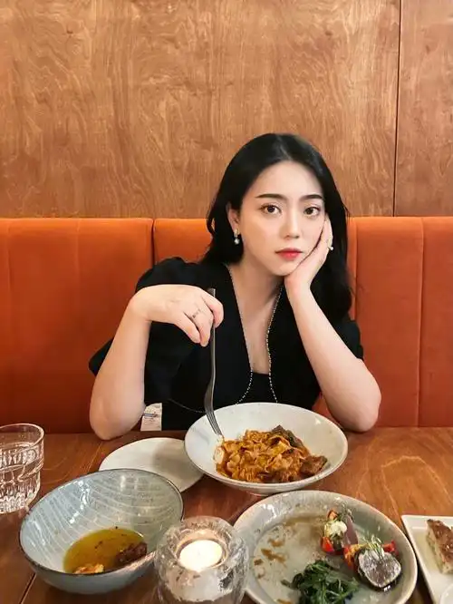 一家让人惊喜的西餐01解锁约会吃饭拍照姿势