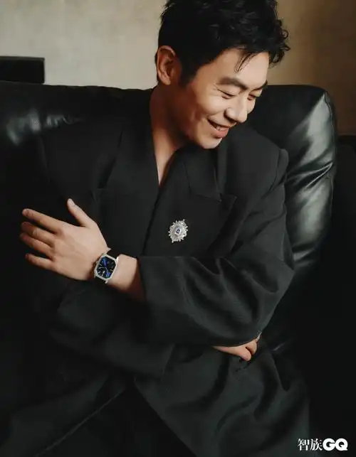 朱亚文gq英伦风绅士大片##朱亚文阁楼弈棋情绪大片