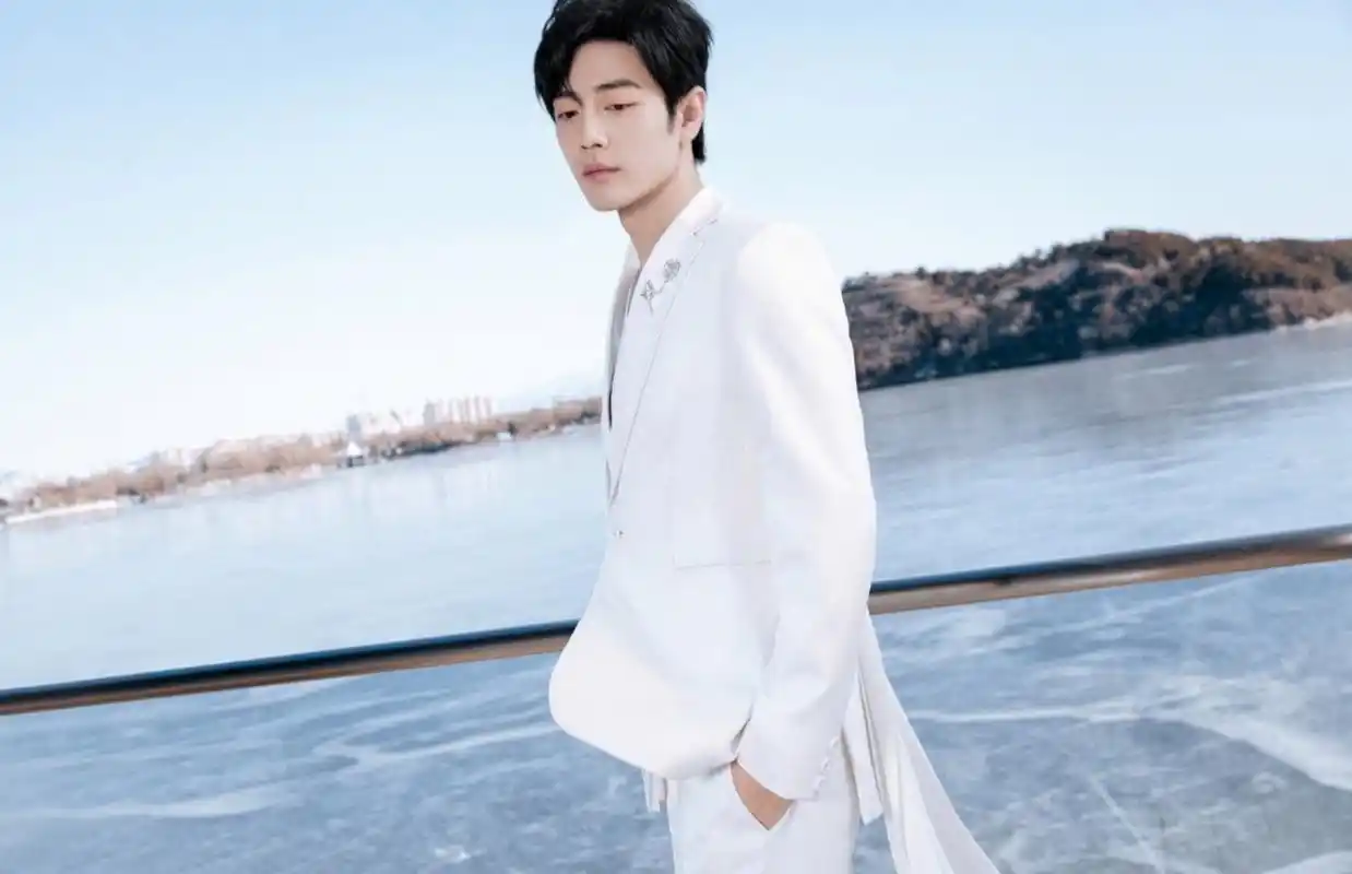 肖战身穿白色西装,一身白衣装扮干净帅气,笑容治愈,宛如白马王子