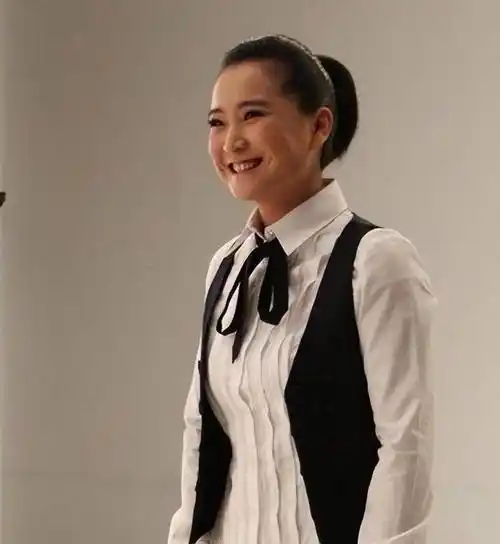 贾玲成功减掉15斤,瘦身后挑战穿旗袍,网友:没想到还挺美_训练_运动