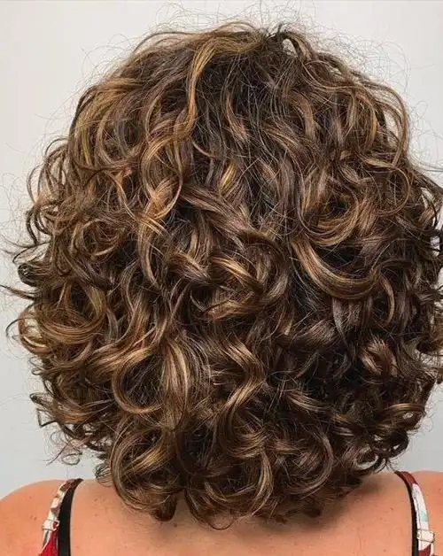 有这三个特点女性非常适合中小卷发的全头烫,他们越烫,就越洋气