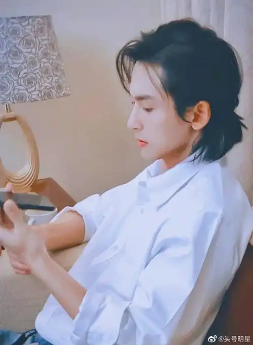 张哲瀚[超话]##张哲瀚侧颜# 张哲瀚侧脸绝美啊啊啊!