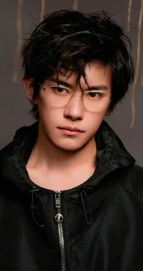 易烊千玺elle3月刊封面##易烊千玺elle世界尽头大片##易烊千玺晒图