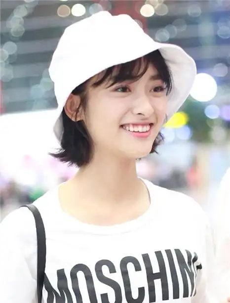 杉菜沈月戴渔夫帽娇小可人笑容纯真