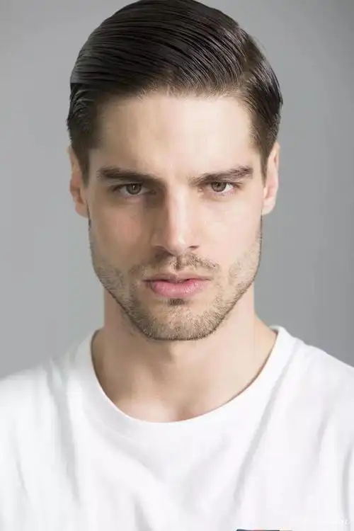 阿玛尼钦点的瑞士男模特,五官立体如雕像一般,真帅