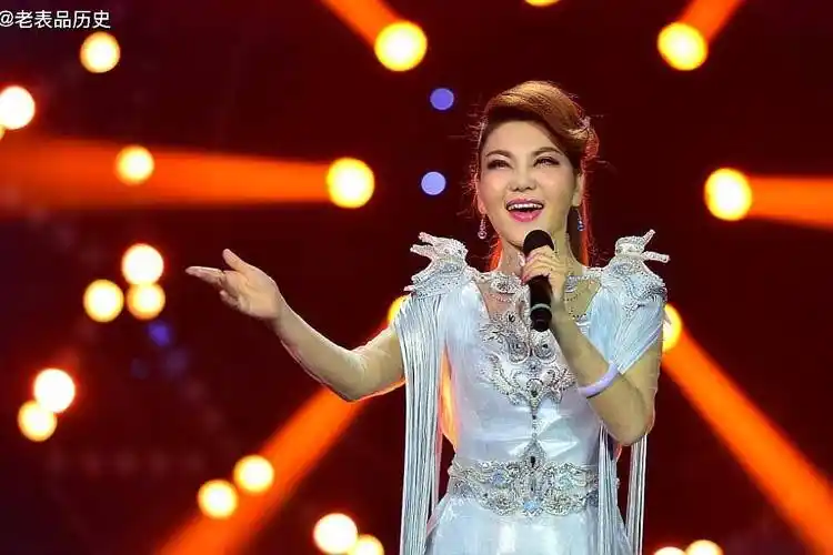 火辣辣的情歌乌兰图雅演唱唱出不一般的风采