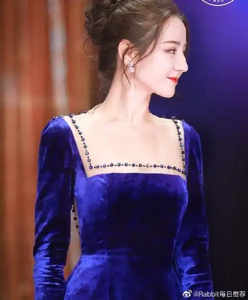 迪丽热巴身穿宝蓝色礼服,优雅复古又曼妙,女娲造人也太偏心了,浓颜yy