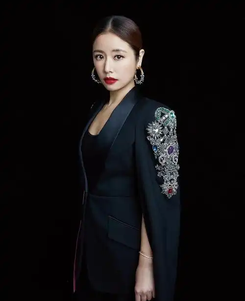 换上黑色的西装,林心如立马气质大变样了~再配合全黑的背景让她看上去