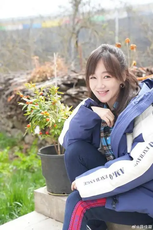 胡歌前任薛佳凝晒美照笑容迷人超治愈秒变最美女大学生