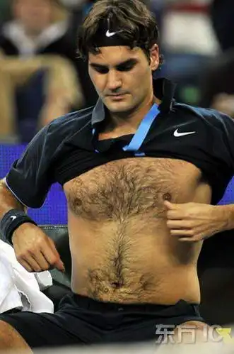 组图费天王场上曝胸毛女友失望天王低头离场