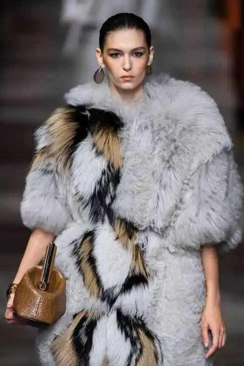 外代,2021年9月24日9月22日,模特在意大利米兰时装周上展示芬迪品牌