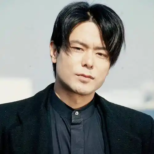 《迪迦》28周年,大古现身发布会,53岁丽娜比64岁居间惠还显老!