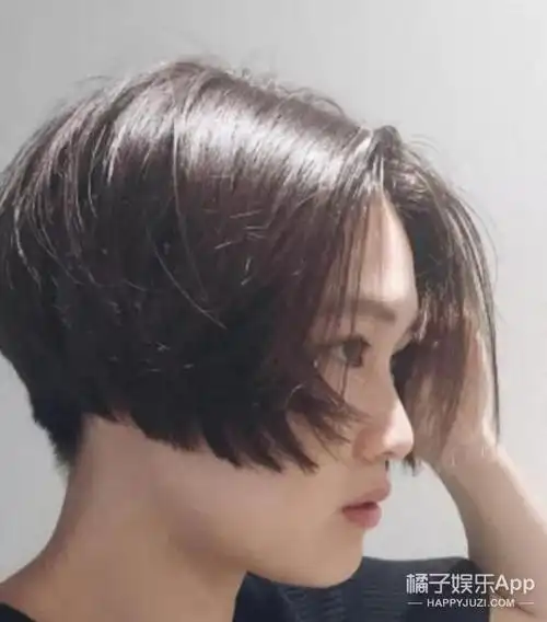 蓬松感的中分极短发,特别适合坏小子风的姑娘哟!