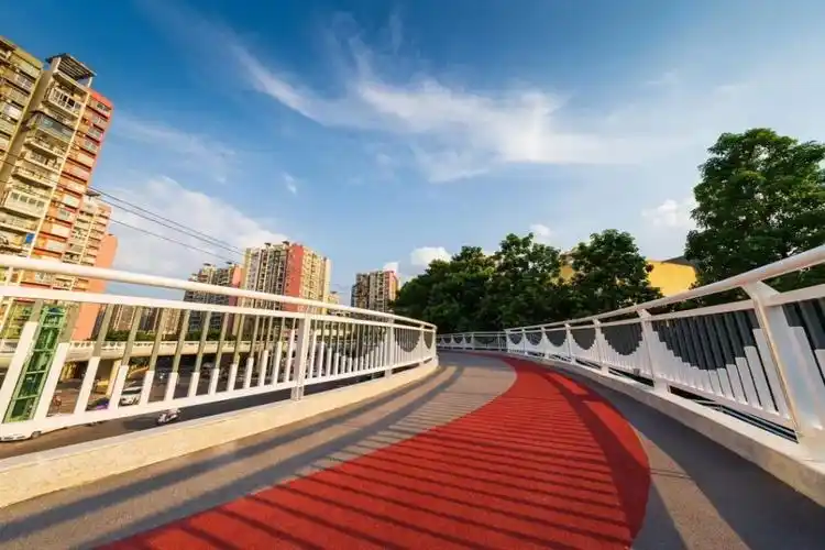 该人行天桥保证行人过街安全.市住房城乡建委供图