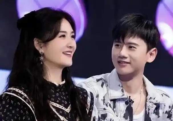 张杰谢娜带仨娃现身迪士尼十指紧扣如热恋情侣3个保姆很抢镜