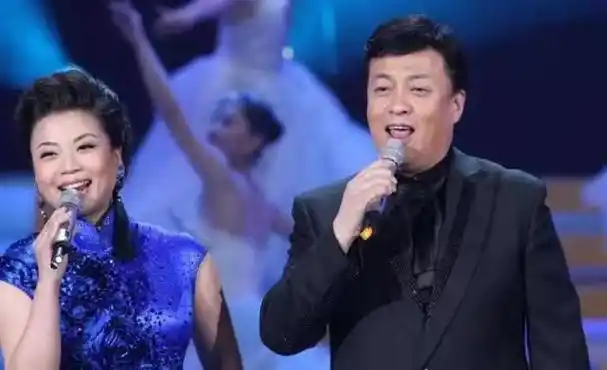 歌唱家张也:54岁未婚无子女,父亲离世当天就与母亲共同哀悼