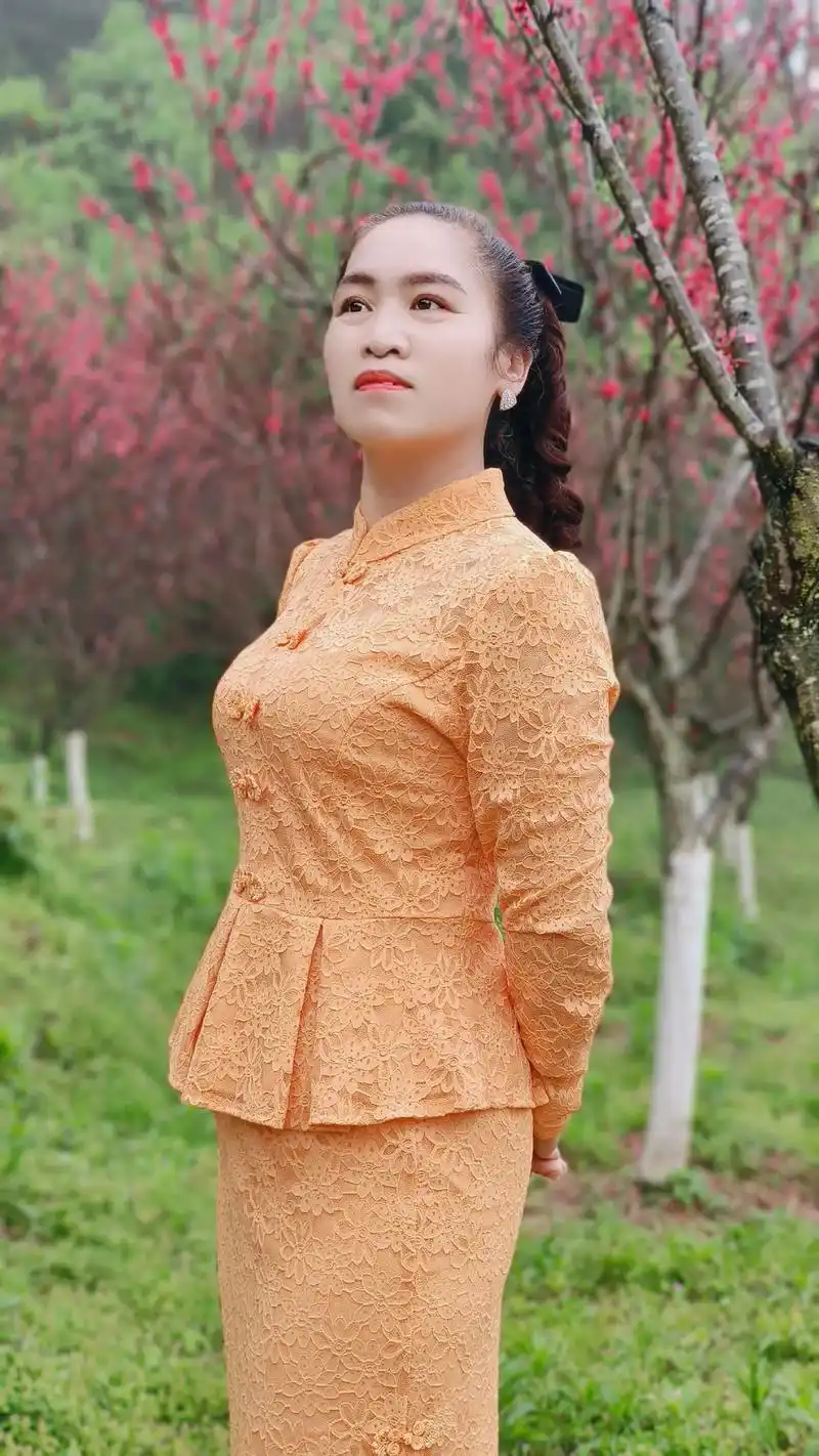 温文尔雅:笑不露齿被视为一种体现女性天性的含蓄和矜持,展现了 - 抖