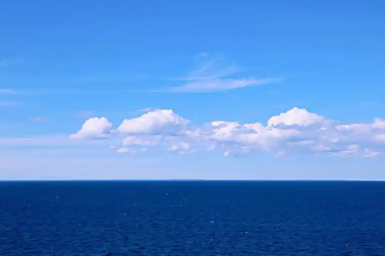 "波罗的海"风平浪静,海天一色,美丽无比.