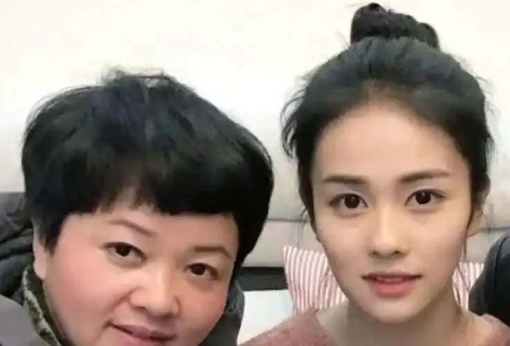 白鹿是真会遗传父母颜值都一般她却净挑着优点长