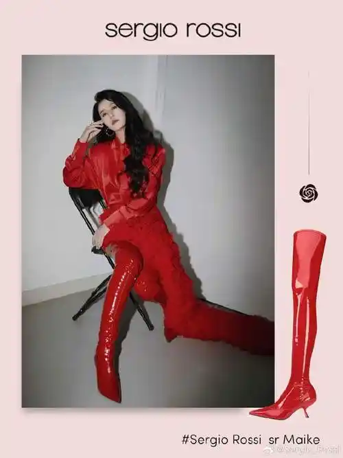 气度高雅红,点燃#微博之夜#,@谭维维着sr maike红色长靴,漆光高闪摩登