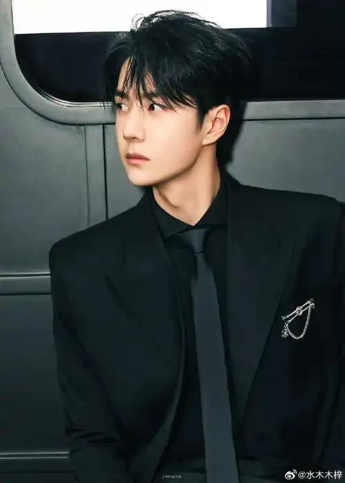 王一博##王一博巴黎街头穿搭##向全世界安利王一博##王一博的抗古